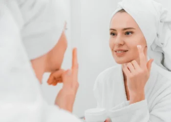 A DERMATOLOGIST EXPLAINED THE BEST TIME TO WASH YOUR FACE