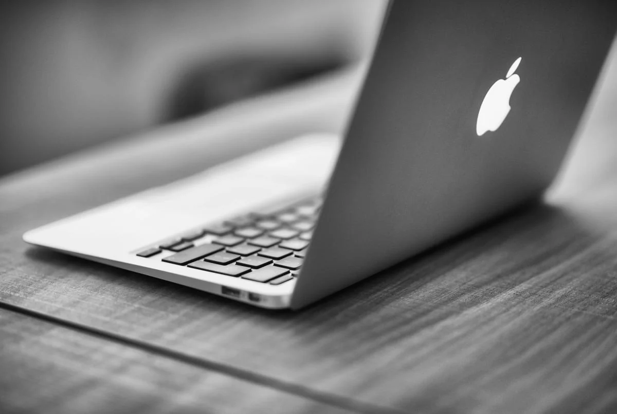 APPLE'S NEW LAPTOP ONCE AGAIN FEATURES AN ILLUMINATED LOGO