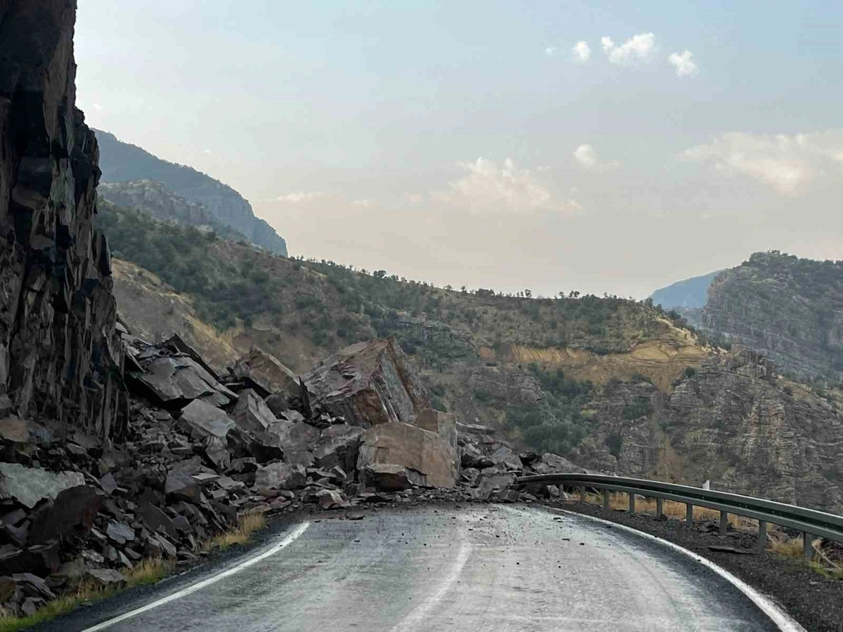 GIANT ROCKS DISLODGED FROM THE HILLSIDE FOLLOWING RAINFALL BLOCK THE HIGHWAY