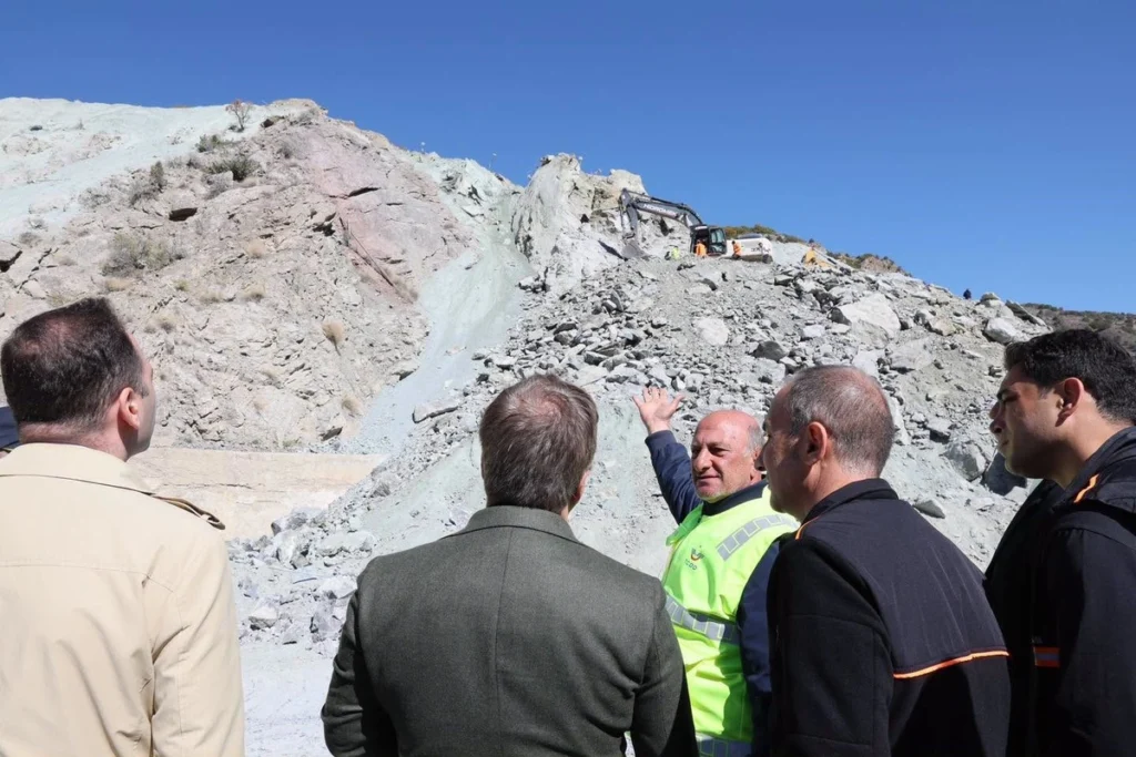 GOVERNOR INSPECTS RAILWAY WORKS ON-SITE FOLLOWING LANDSLIDE