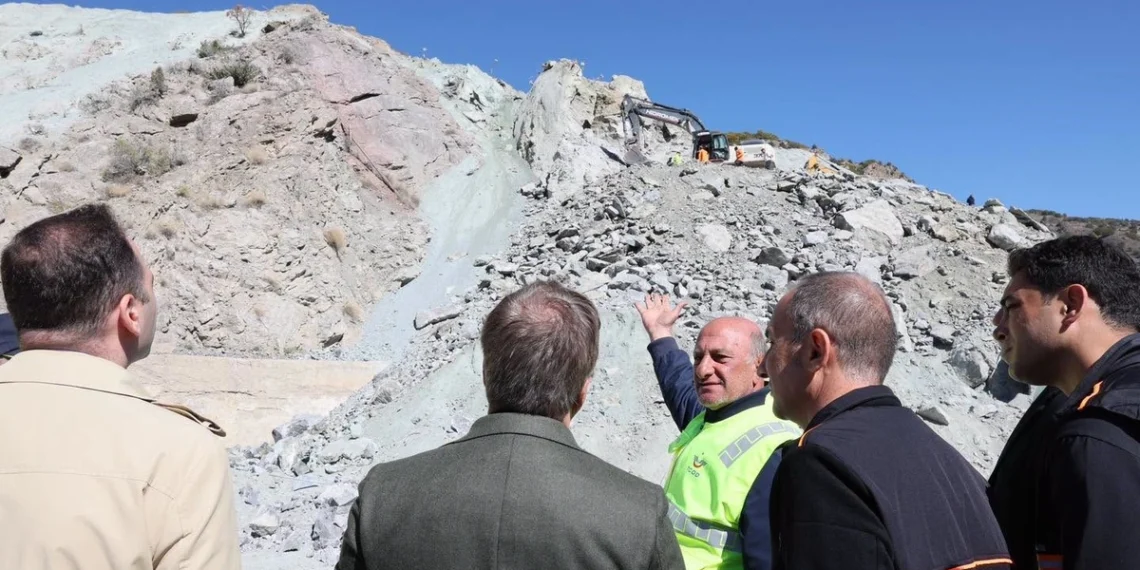 GOVERNOR INSPECTS RAILWAY WORKS ON-SITE FOLLOWING LANDSLIDE