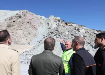 GOVERNOR INSPECTS RAILWAY WORKS ON-SITE FOLLOWING LANDSLIDE