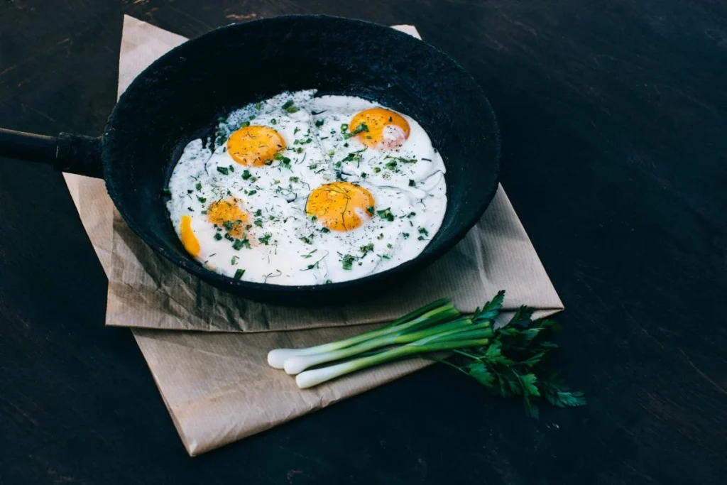 HOW TO FRY EGGS IN BUTTER OR IN VEGETABLE OIL?