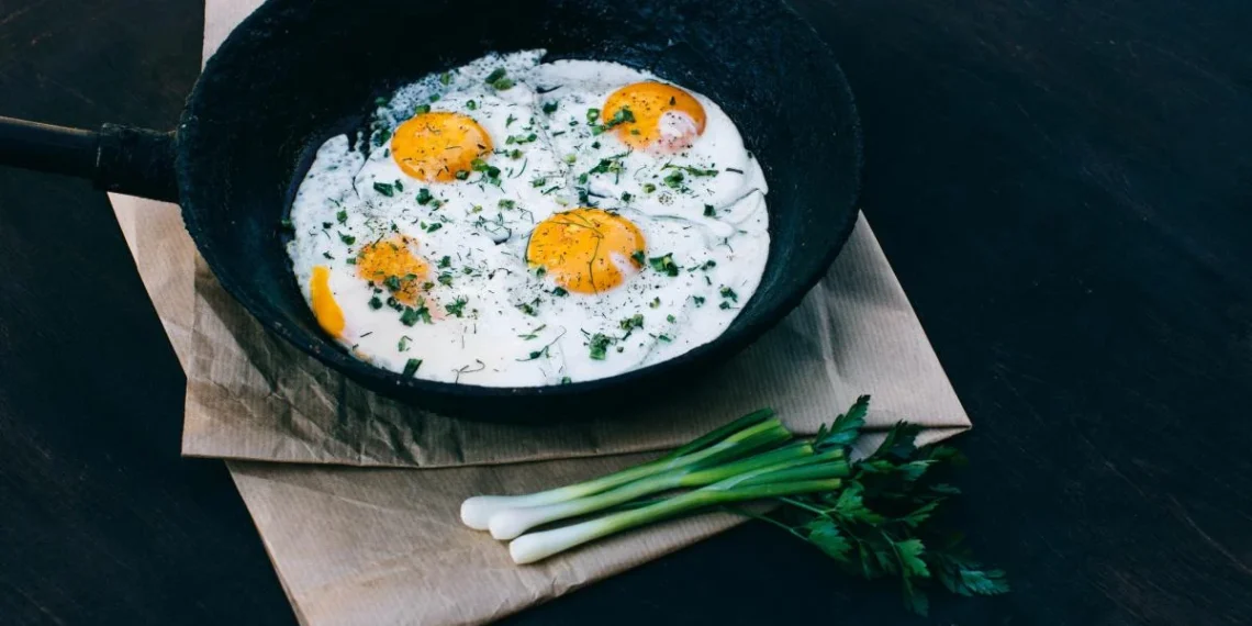 HOW TO FRY EGGS IN BUTTER OR IN VEGETABLE OIL?