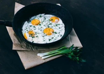 HOW TO FRY EGGS IN BUTTER OR IN VEGETABLE OIL?