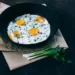 HOW TO FRY EGGS IN BUTTER OR IN VEGETABLE OIL?