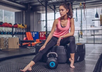 SHOULD WE EAT BEFORE WORKOUT TO LOSE WEIGHT OR BUILD MUSCLE?