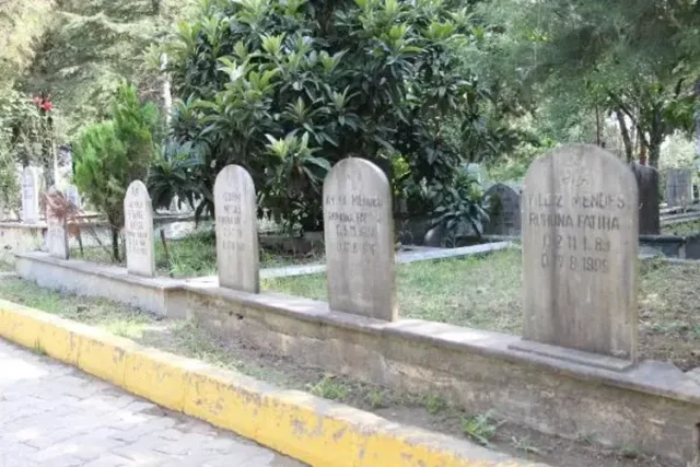Siblings Who Lost Loved Ones in the Earthquake Prayed at the Cemetery
