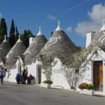 THEY BUILT HOUSES IN ITALY THAT CAN BE DISASSEMBLED IN ONE NIGHT