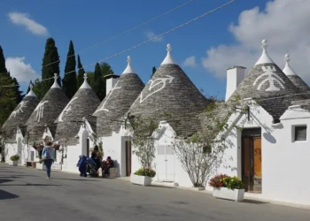 THEY BUILT HOUSES IN ITALY THAT CAN BE DISASSEMBLED IN ONE NIGHT