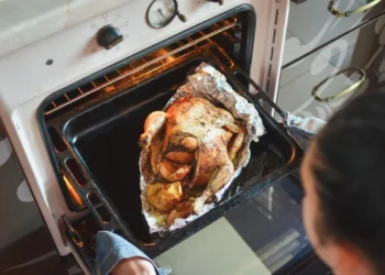 WHICH SIDE OF ALUMINUM FOIL SHOULD WE USE TO WRAP AND COOK FOOD?